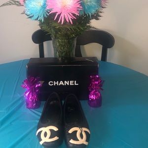 ➡️ AUTHENTIC CHANEL flats from Saks ⬅️